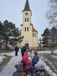 Tříkrálová návštěva betlému v kostele